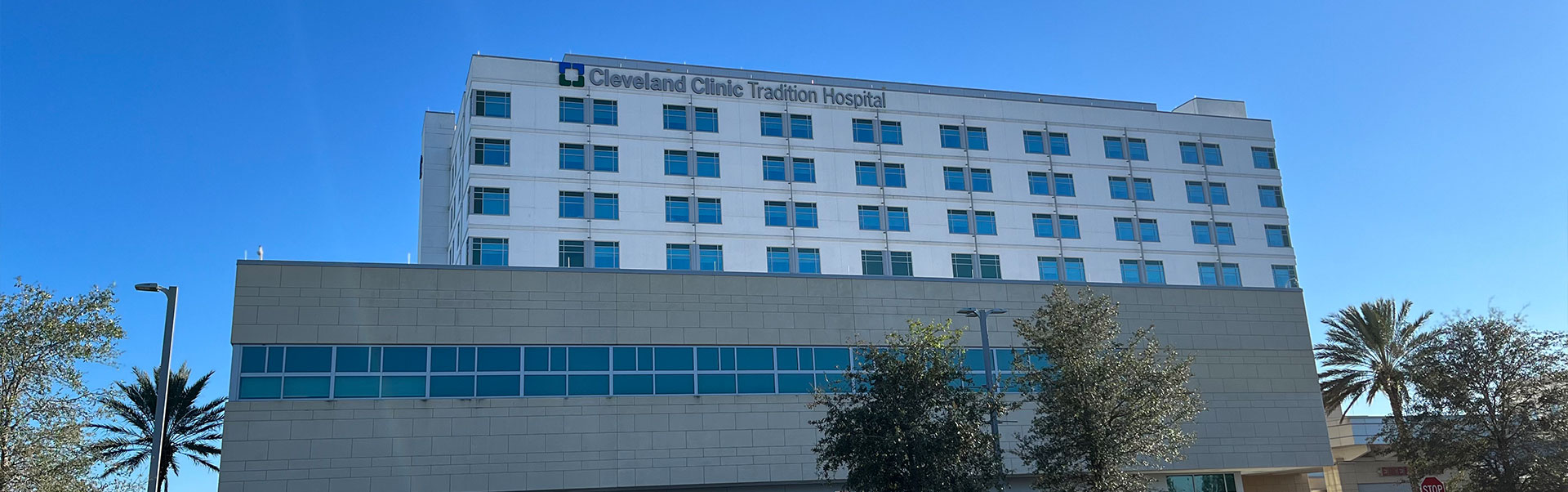 exterior of the cleveland clinic hospital in tradition
