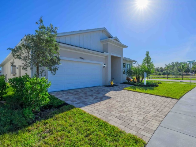 Dream Finders Poinciana Exterior